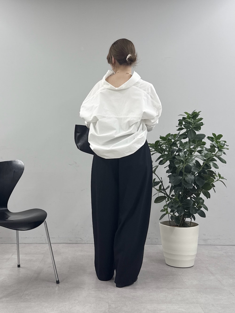 ブラック系のその他パンツ、ブラック系のトートバッグ、ブラック系のスリッポンを着用したレディースの春コーディネートの3枚目の写真