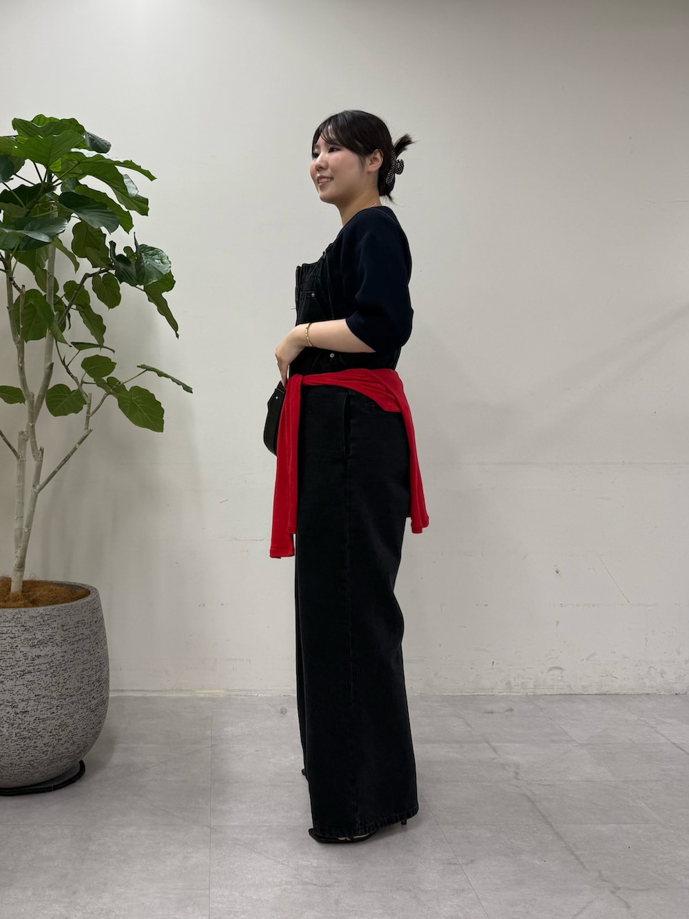 ブラック系のつなぎ/オールインワン、ブラック系のサンダル、ブルー系のシャツ/ブラウスを着用したレディースの夏コーディネートの2枚目の写真