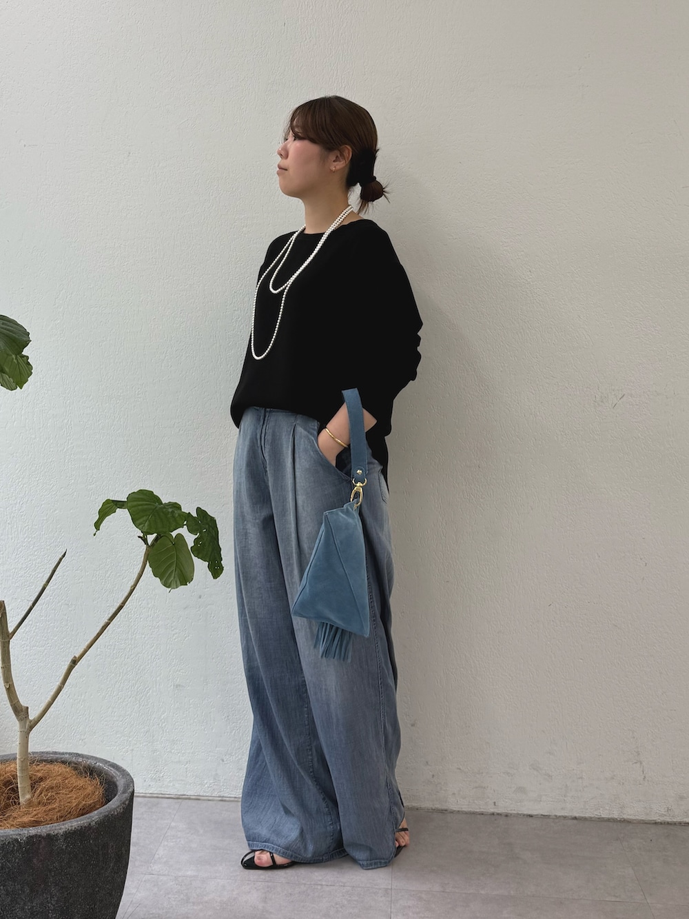 ブラック系のサンダル、ブルー系のその他パンツ、ブラック系のトートバッグを着用したレディースの春コーディネートの4枚目の写真