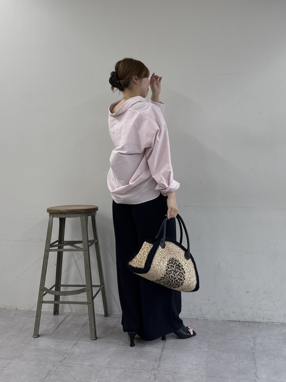 ブラック系のその他パンツ、ピンク系のシャツ/ブラウス、ブラック系のサンダルを着用したレディースの春コーディネートの3枚目の写真