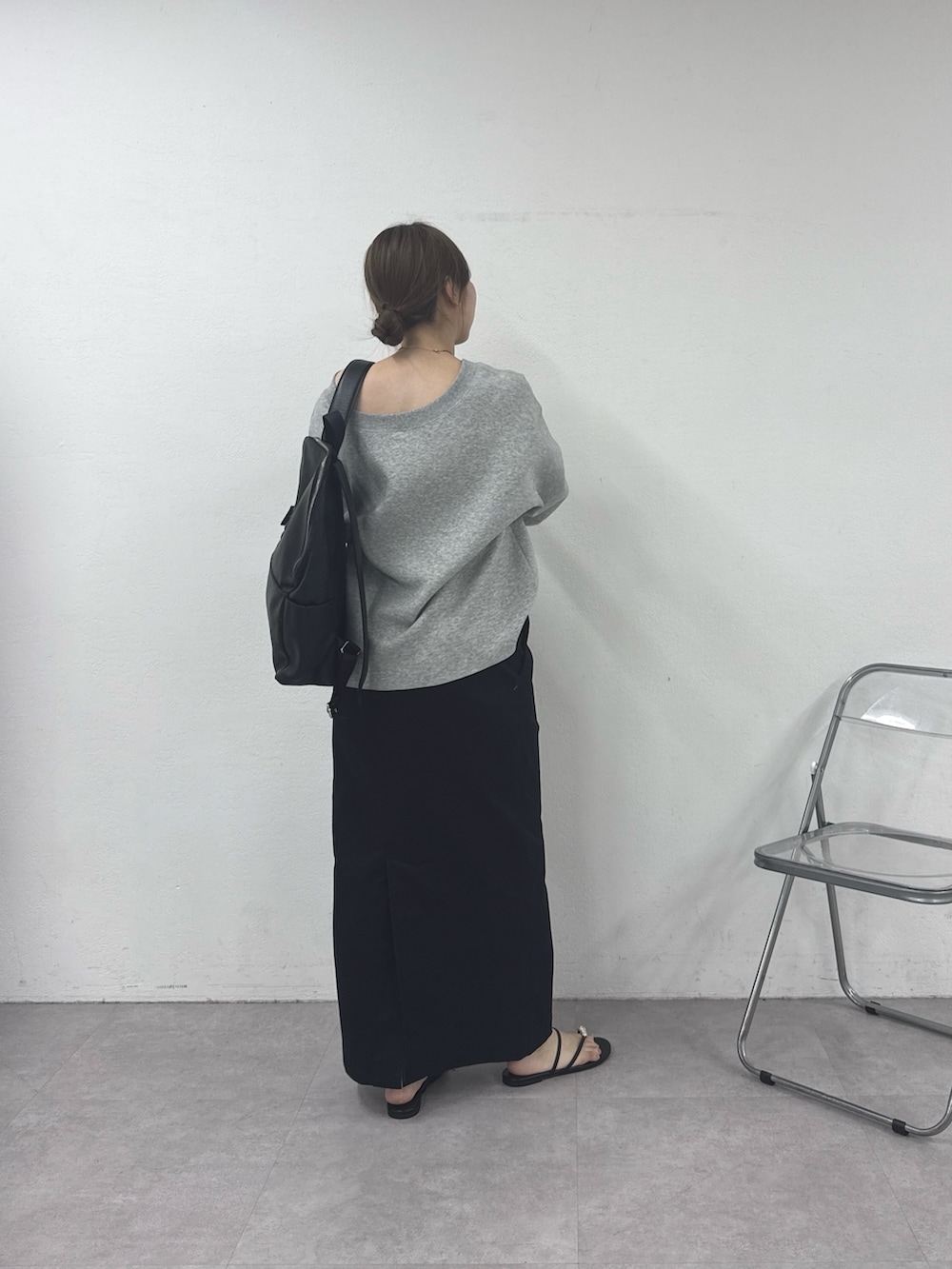 ブラック系のバックパック/リュック、ブラック系のスカート、グレー系のTシャツ/カットソーを着用したレディースの春コーディネートの3枚目の写真