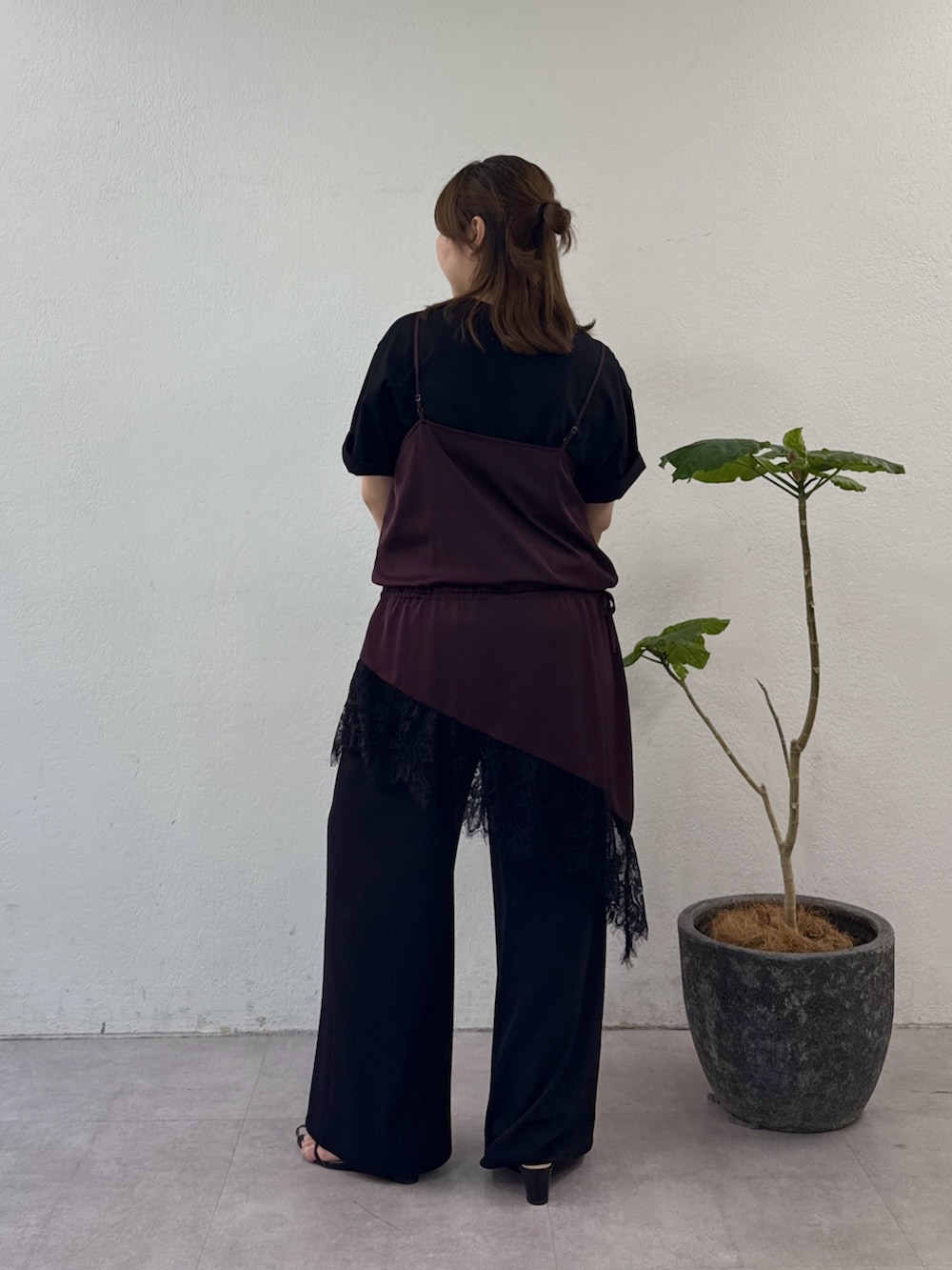 ブラック系のサンダル、ブラック系のその他パンツ、レッド系のシャツ/ブラウスを着用したレディースの夏コーディネートの4枚目の写真