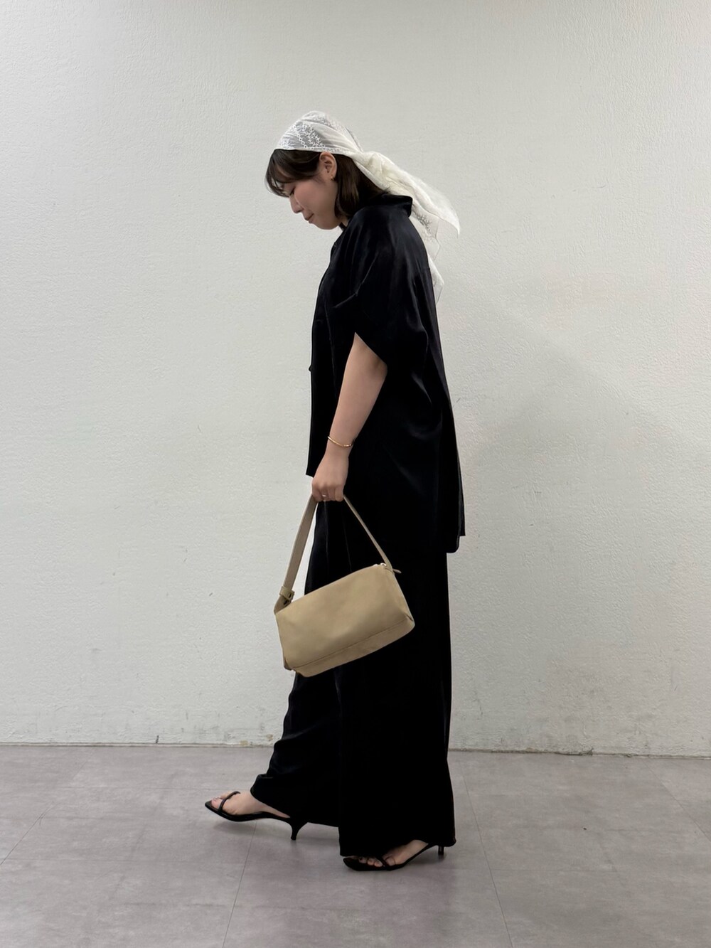 ブルー系のその他パンツ、ブルー系のシャツ/ブラウス、ブラック系のサンダルを着用したレディースの夏コーディネートの2枚目の写真