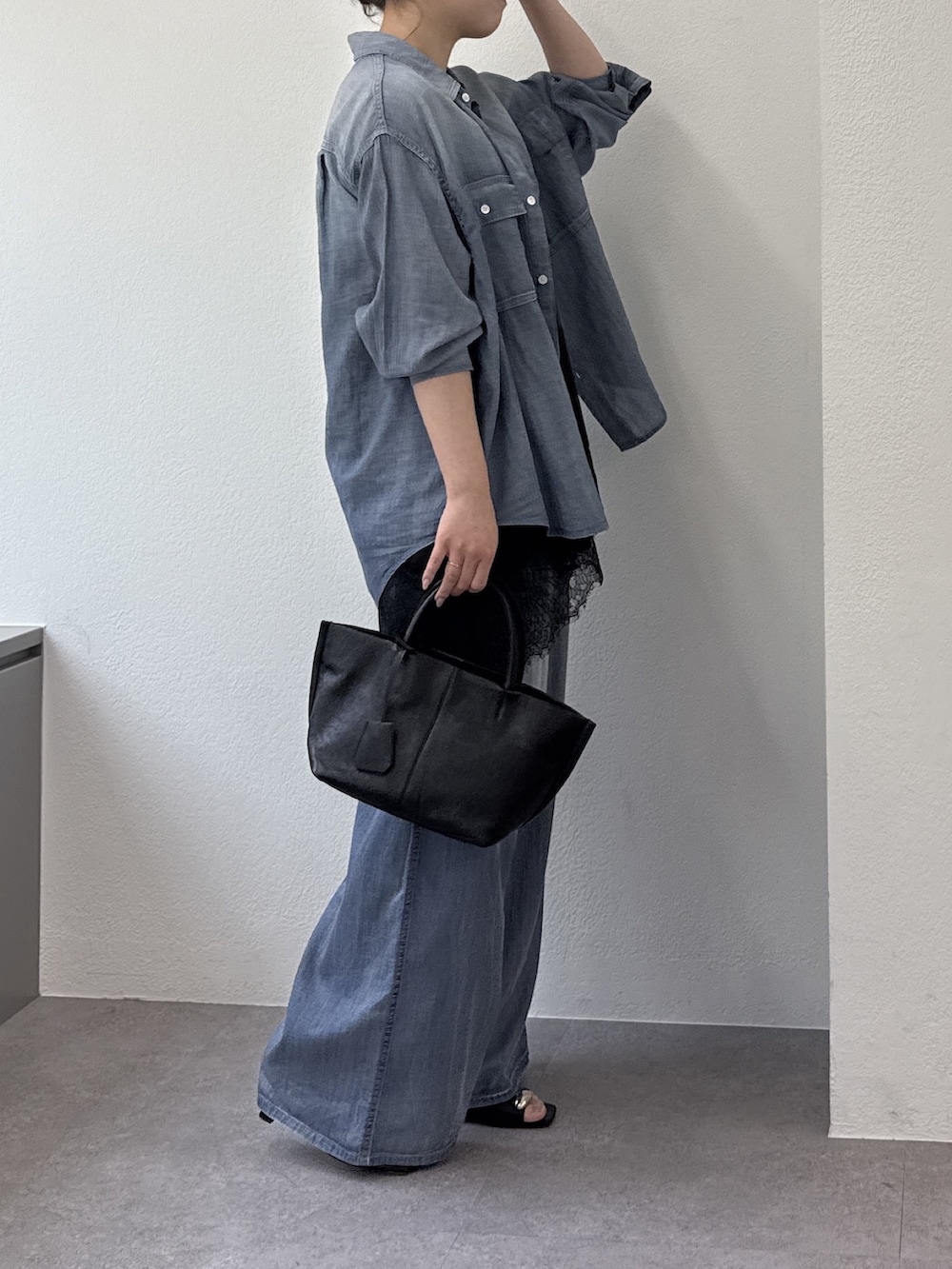 ブルー系のその他パンツ、ブラック系のシャツ/ブラウス、ブルー系のシャツ/ブラウスを着用したレディースの春コーディネートの2枚目の写真