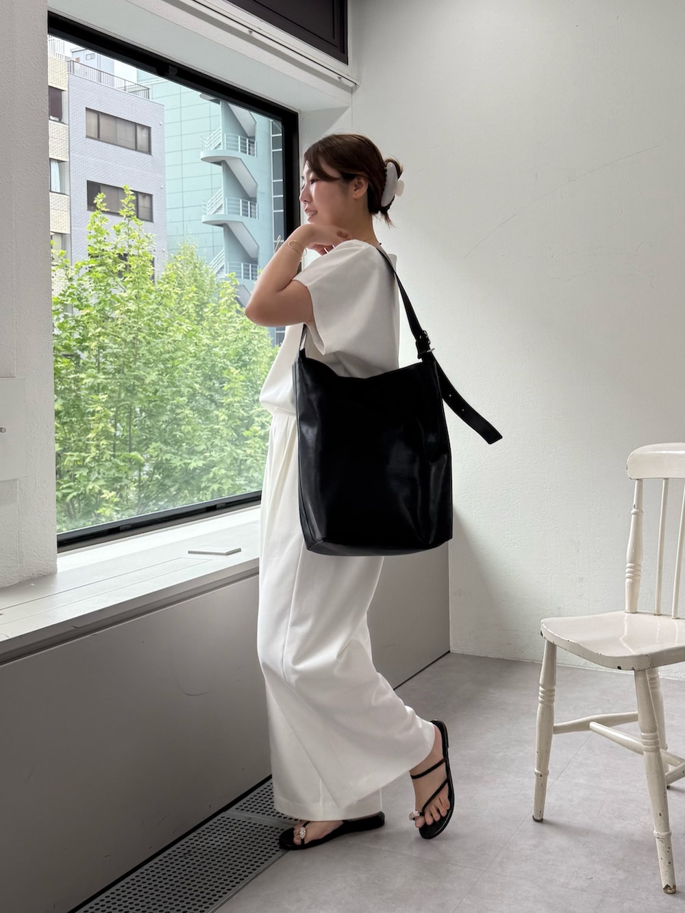 ブラック系のその他パンツ、ブラック系のその他シューズ、ブラック系のショルダーバッグを着用したレディースの春コーディネートの5枚目の写真