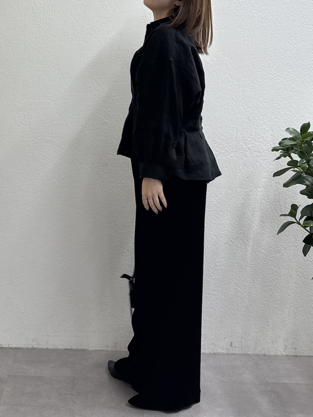 ブラック系のシャツ/ブラウス、ブラック系のショルダーバッグ、ブラック系のスリッポンを着用したレディースの冬コーディネートの2枚目の写真