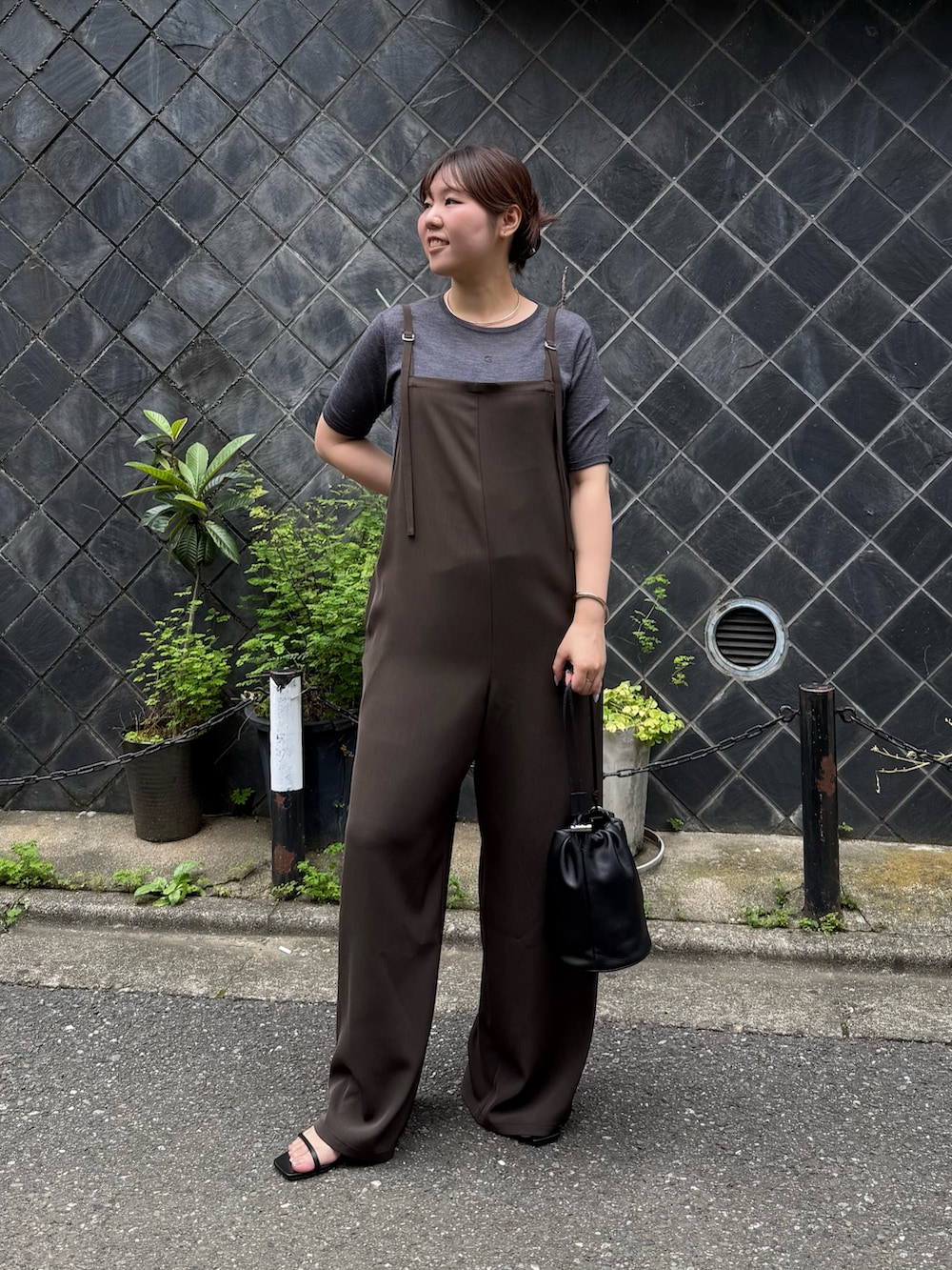 ブラック系のサンダル、ブラウン系のサロペット/オーバーオール、グレー系のニット/セーターを着用したレディースの夏コーディネートの5枚目の写真