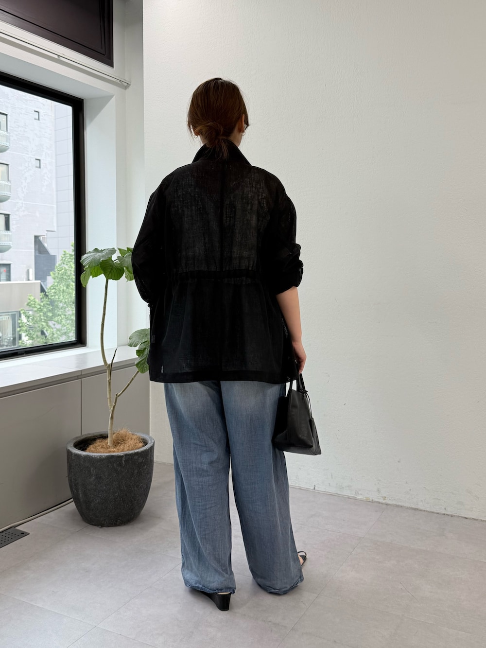 ブルー系のその他パンツ、ホワイト系のキャミソール、ブラック系のその他アウターを着用したレディースの春コーディネートの3枚目の写真