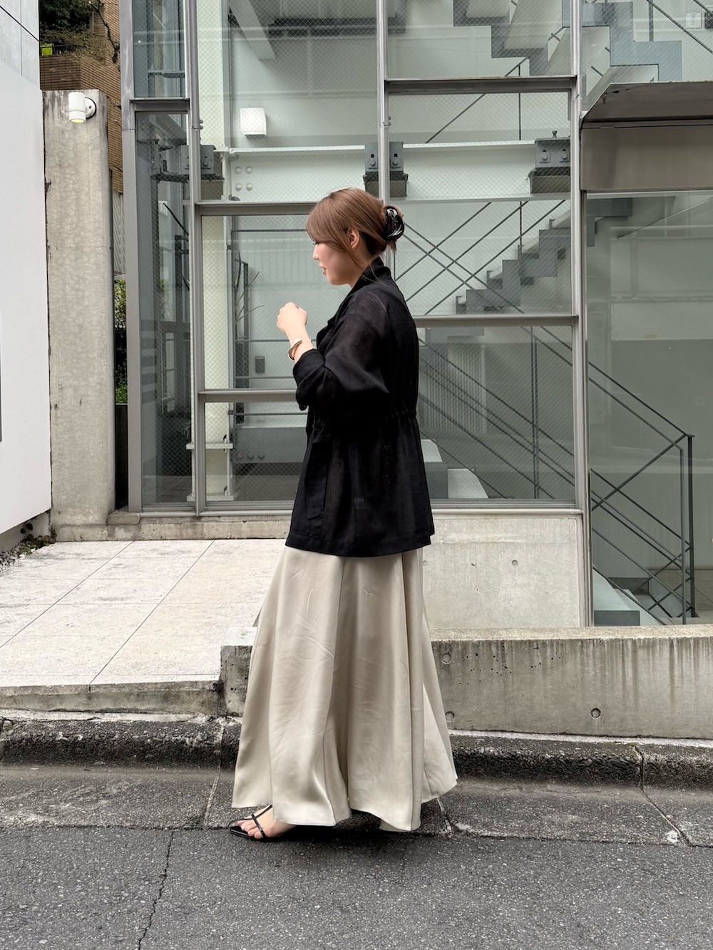 ブラック系のベスト、ブラック系のトートバッグ、ブラック系のニット/セーターを着用したレディースの春コーディネートの3枚目の写真