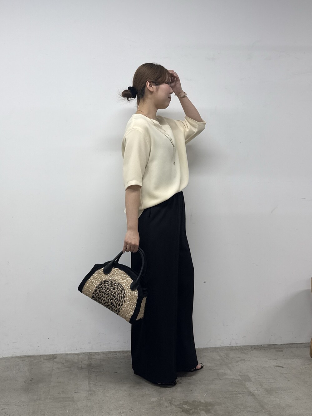ブラック系のその他パンツ、ブラック系のサンダル、イエロー系のシャツ/ブラウスを着用したレディースの春コーディネートの4枚目の写真
