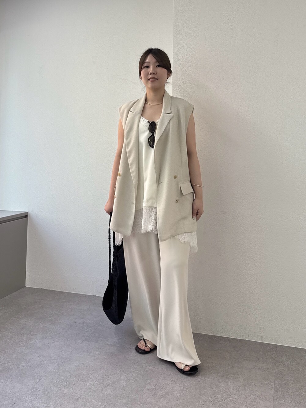 ベージュ系のその他パンツ、ブラウン系のその他シューズ、ベージュ系のベストを着用したレディースの春コーディネートの4枚目の写真