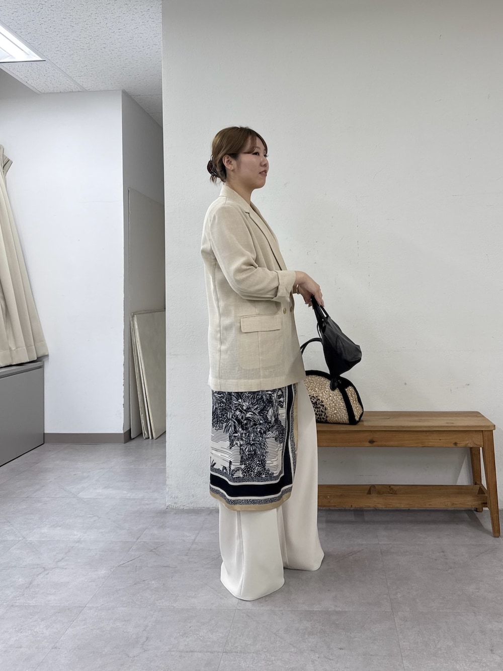 ベージュ系のテーラードジャケット、ベージュ系のその他パンツ、ブラック系のサンダルを着用したレディースの春コーディネートの2枚目の写真