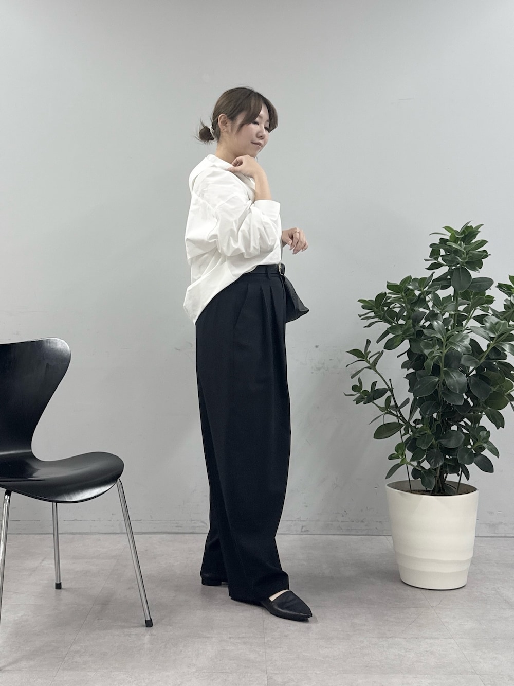 ブラック系のその他パンツ、ブラック系のトートバッグ、ブラック系のスリッポンを着用したレディースの春コーディネートの2枚目の写真