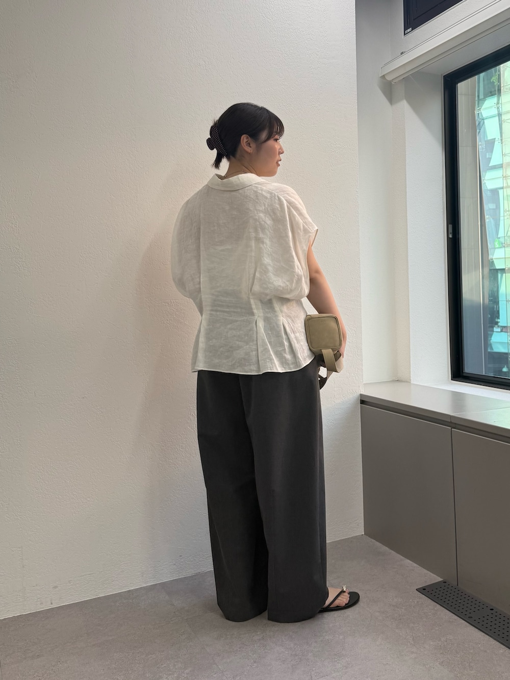 グレー系のその他パンツ、ベージュ系のショルダーバッグ、ブラック系のその他シューズを着用したレディースの夏コーディネートの3枚目の写真