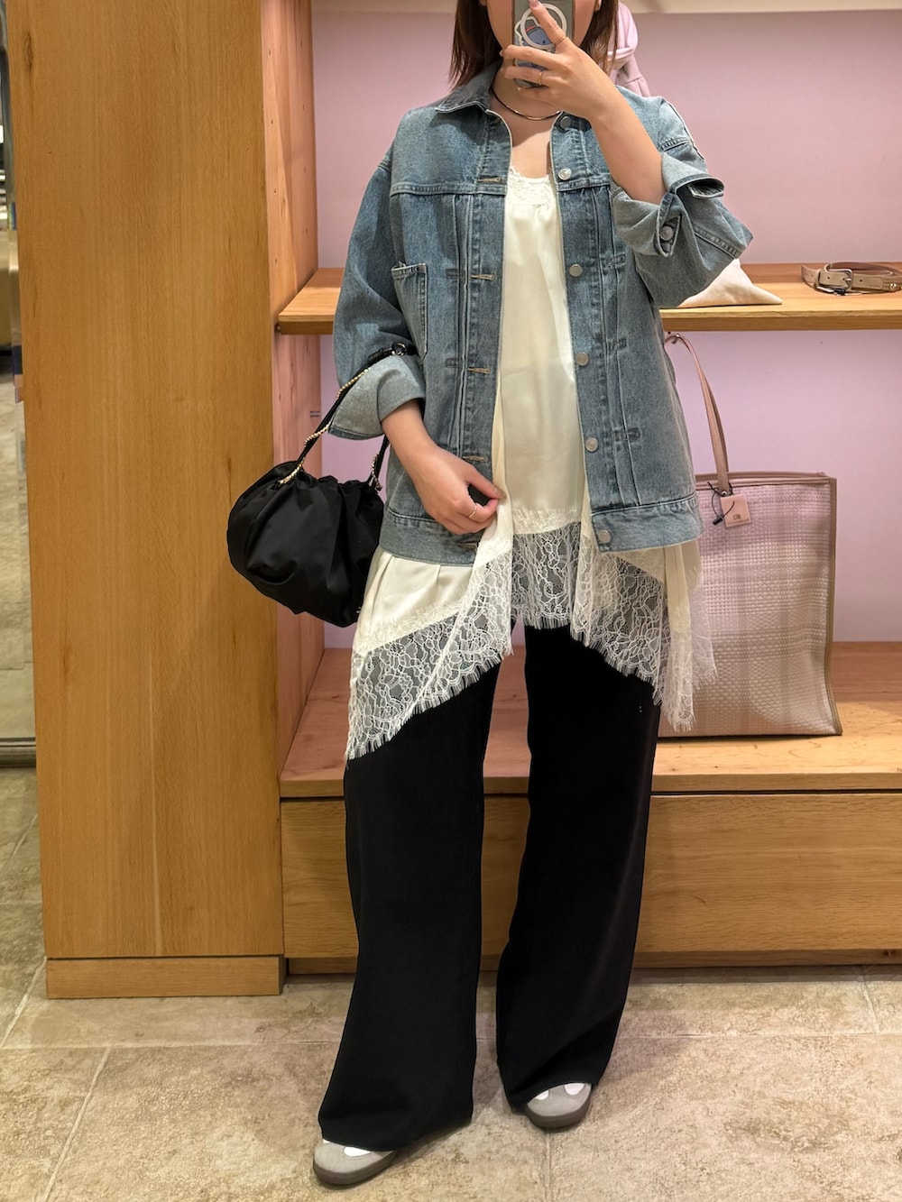 ブラック系のトートバッグ、ホワイト系のシャツ/ブラウス、ブラック系のその他パンツを着用したレディースの冬コーディネートの3枚目の写真