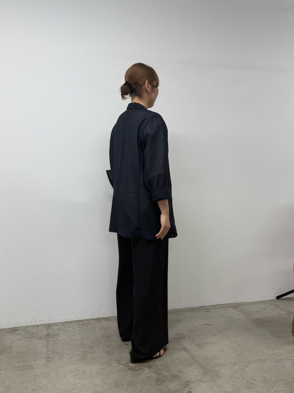 ブラック系のトートバッグ、ブルー系のテーラードジャケット、ホワイト系のシャツ/ブラウスを着用したレディースの春コーディネートの2枚目の写真