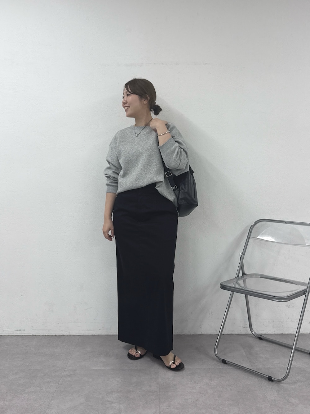ブラック系のバックパック/リュック、ブラック系のスカート、グレー系のTシャツ/カットソーを着用したレディースの春コーディネートの4枚目の写真