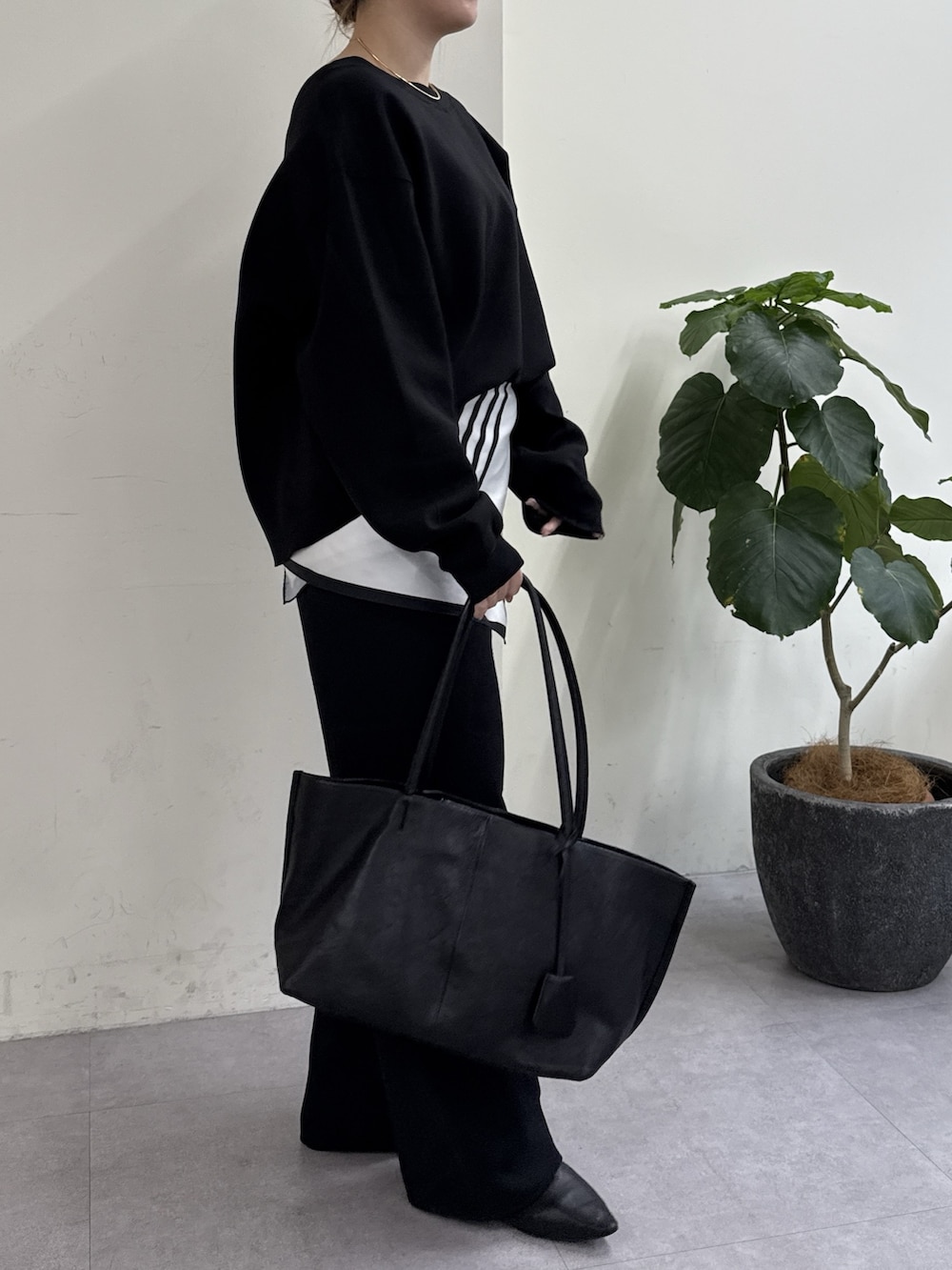 ブルー系のシャツ/ブラウス、ブルー系のシャツ/ブラウス、ブラック系のTシャツ/カットソーを着用したレディースの冬コーディネートの3枚目の写真