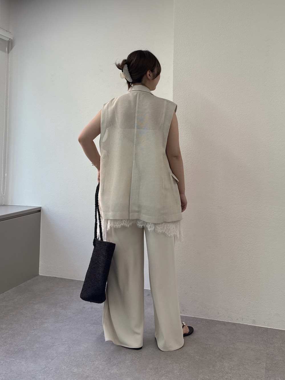ベージュ系のその他パンツ、ブラウン系のその他シューズ、ベージュ系のベストを着用したレディースの春コーディネートの2枚目の写真