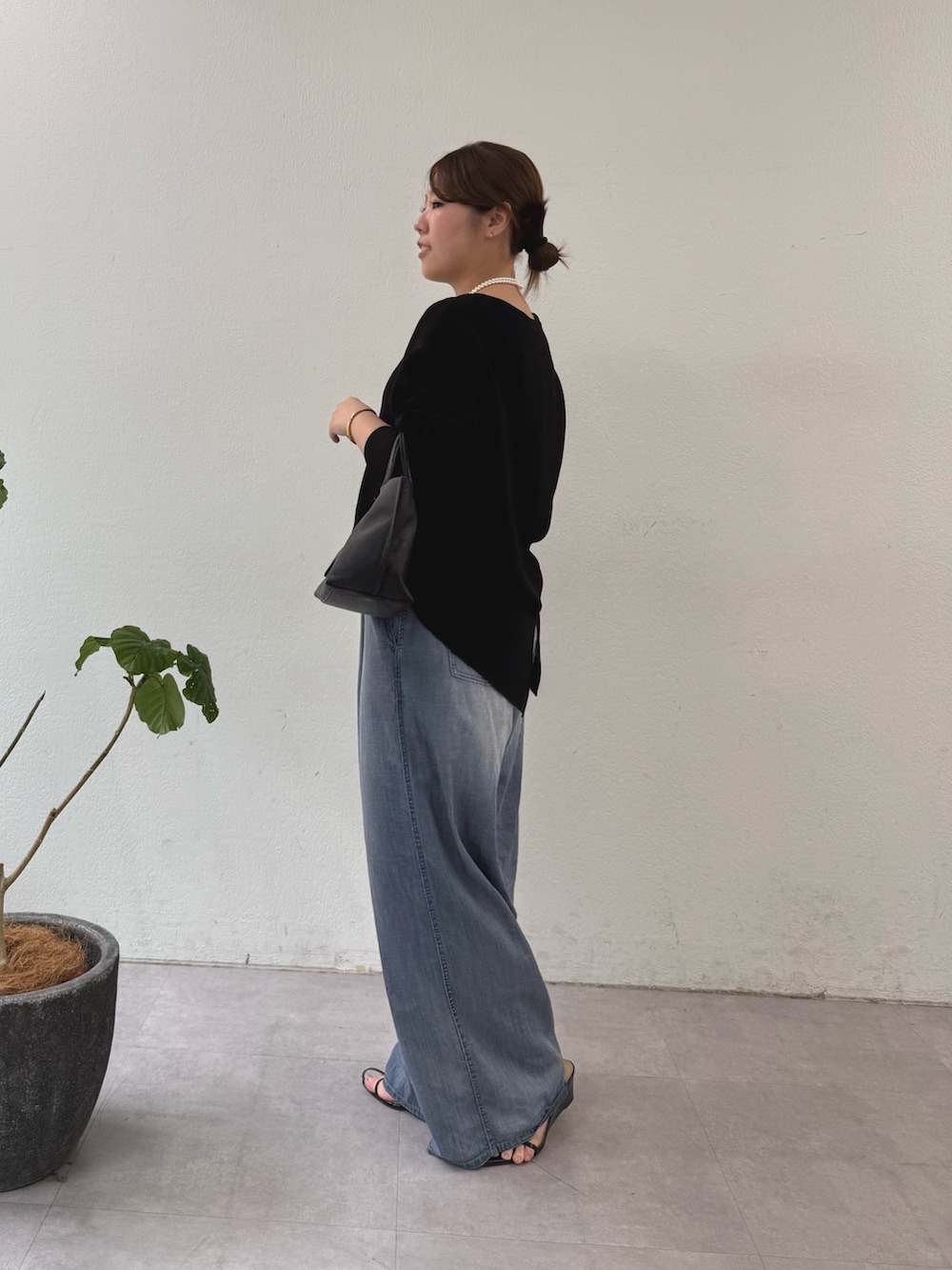 ブラック系のサンダル、ブルー系のその他パンツ、ブラック系のトートバッグを着用したレディースの春コーディネートの2枚目の写真