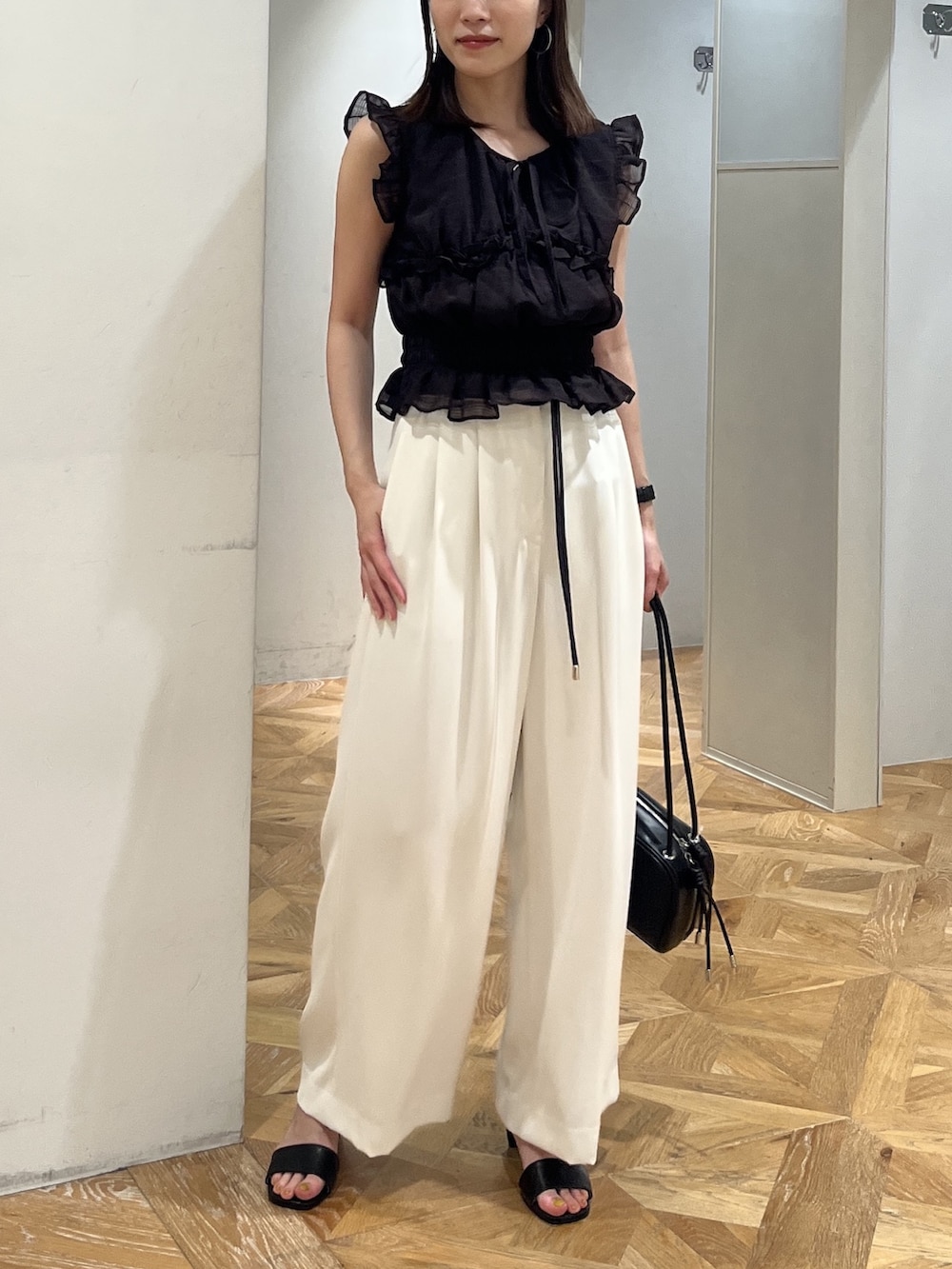 ブラック系のシャツ/ブラウス、ホワイト系のその他パンツ、ブラック系のボストンバッグを着用したレディースの夏コーディネートの3枚目の写真