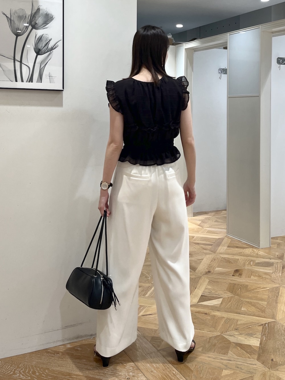 ブラック系のシャツ/ブラウス、ホワイト系のその他パンツ、ブラック系のボストンバッグを着用したレディースの夏コーディネートの5枚目の写真