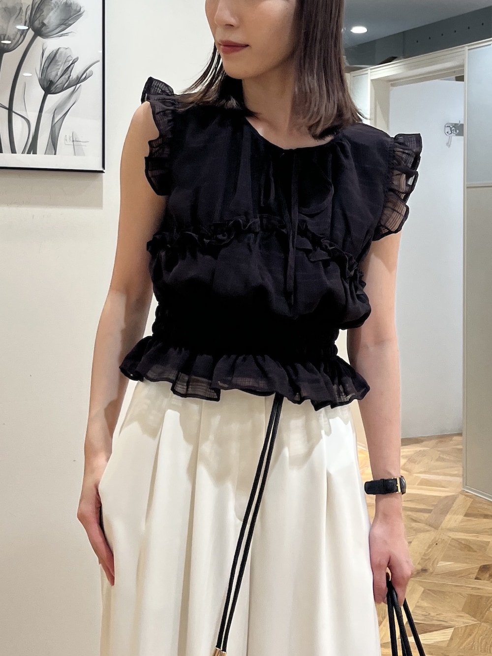 ブラック系のシャツ/ブラウス、ホワイト系のその他パンツ、ブラック系のボストンバッグを着用したレディースの夏コーディネートの8枚目の写真