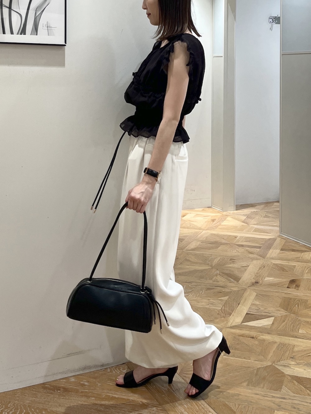 ブラック系のシャツ/ブラウス、ホワイト系のその他パンツ、ブラック系のボストンバッグを着用したレディースの夏コーディネートの4枚目の写真