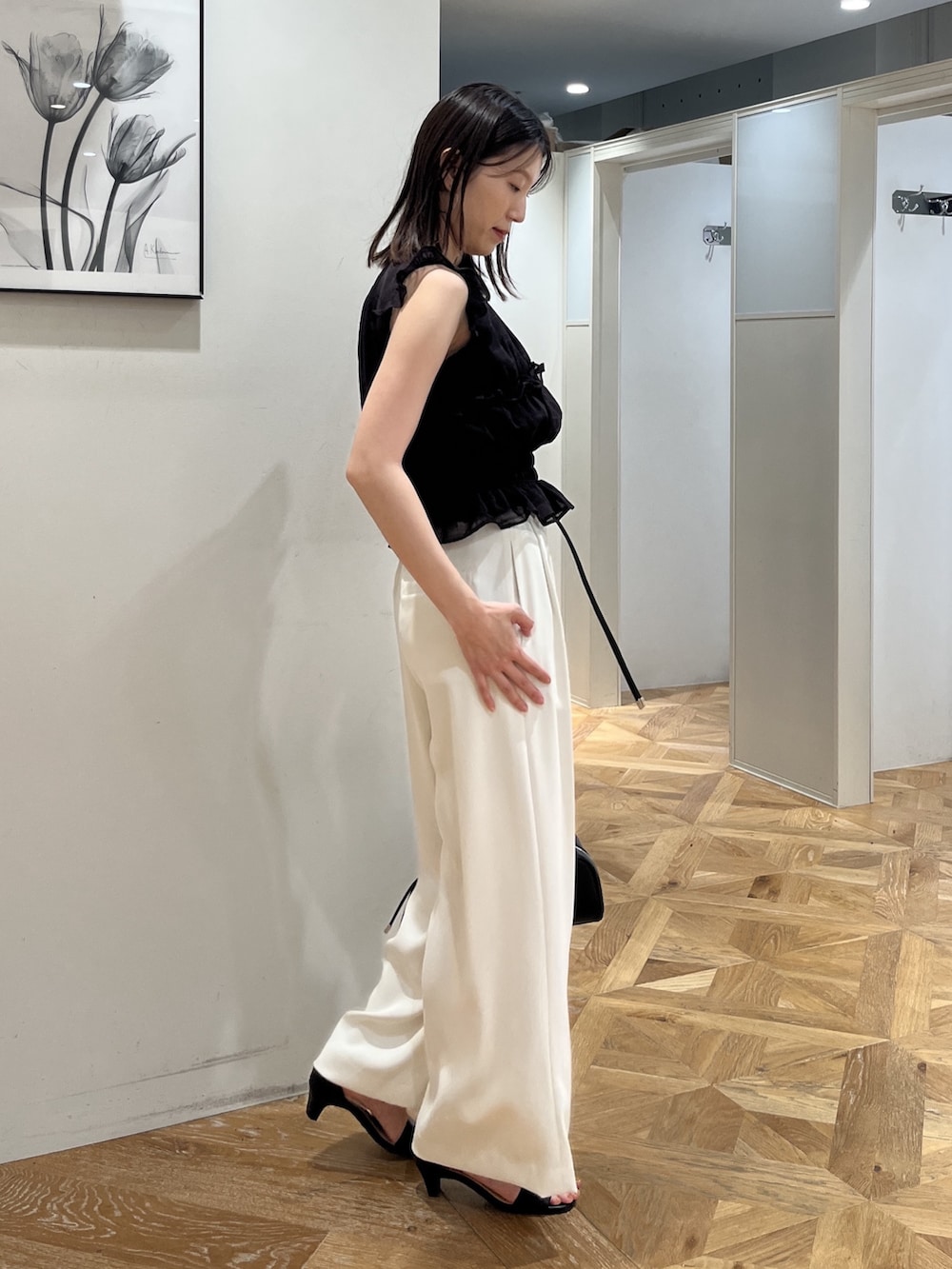 ブラック系のシャツ/ブラウス、ホワイト系のその他パンツ、ブラック系のボストンバッグを着用したレディースの夏コーディネートの7枚目の写真