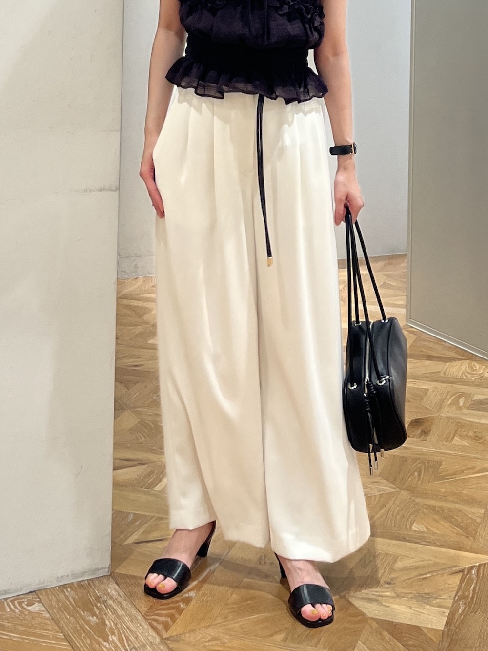 ブラック系のシャツ/ブラウス、ホワイト系のその他パンツ、ブラック系のボストンバッグを着用したレディースの夏コーディネートの9枚目の写真