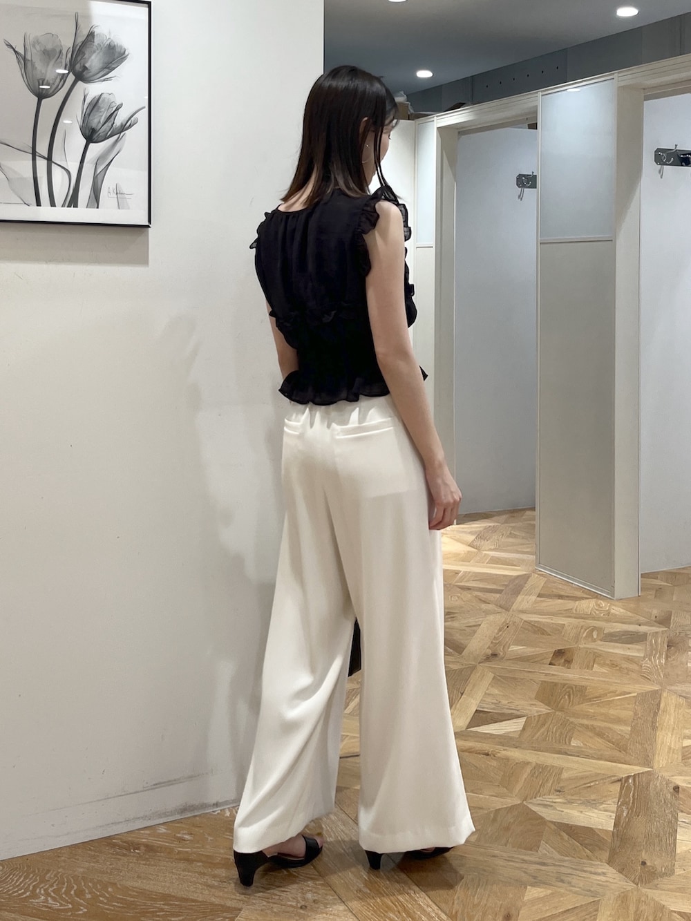 ブラック系のシャツ/ブラウス、ホワイト系のその他パンツ、ブラック系のボストンバッグを着用したレディースの夏コーディネートの6枚目の写真