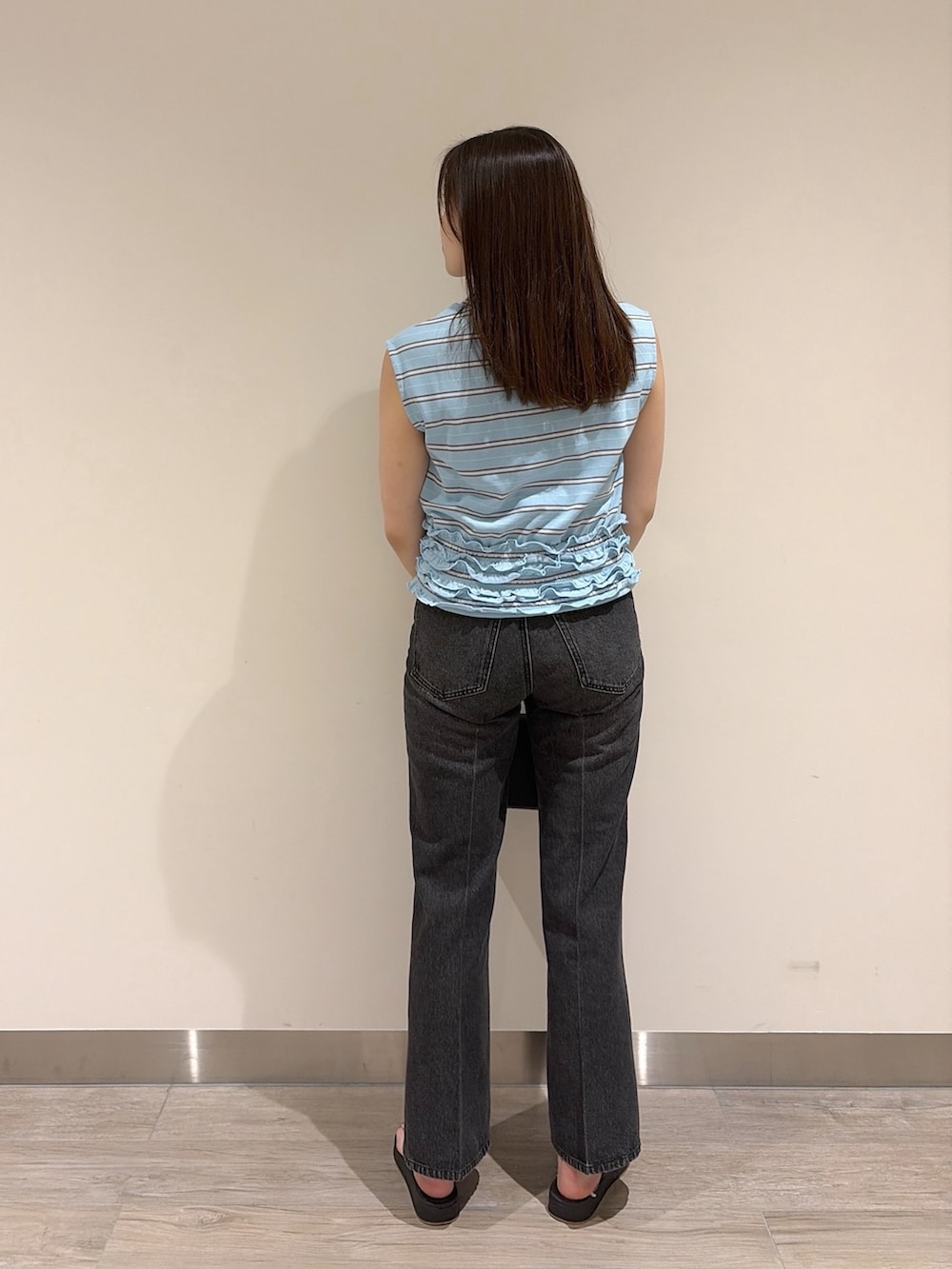 ブルー系のTシャツ/カットソー、ブラック系のその他パンツ、ブラック系のトートバッグを着用したレディースの夏コーディネートの5枚目の写真