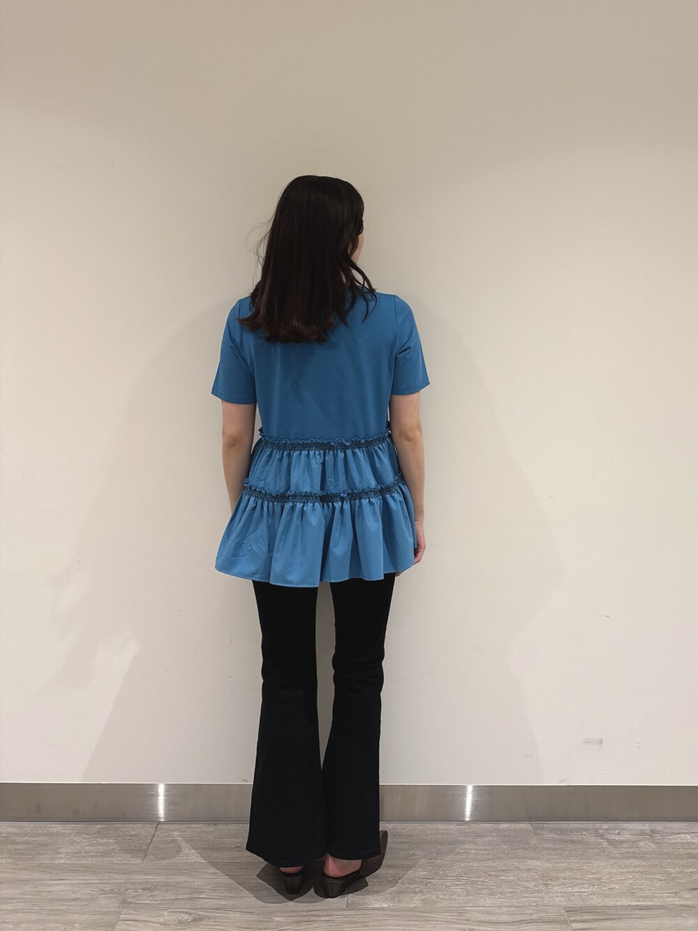 ブラック系のデニムパンツ、ブルー系のTシャツ/カットソーを着用したレディースの夏コーディネートの4枚目の写真