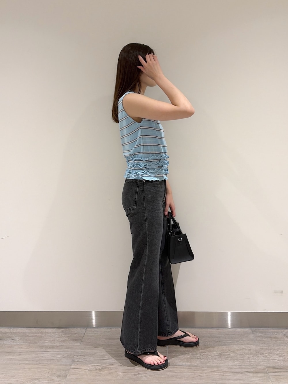 ブルー系のTシャツ/カットソー、ブラック系のその他パンツ、ブラック系のトートバッグを着用したレディースの夏コーディネートの4枚目の写真