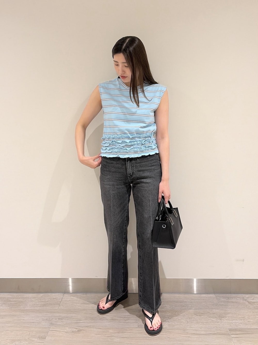 ブルー系のTシャツ/カットソー、ブラック系のその他パンツ、ブラック系のトートバッグを着用したレディースの夏コーディネートの2枚目の写真