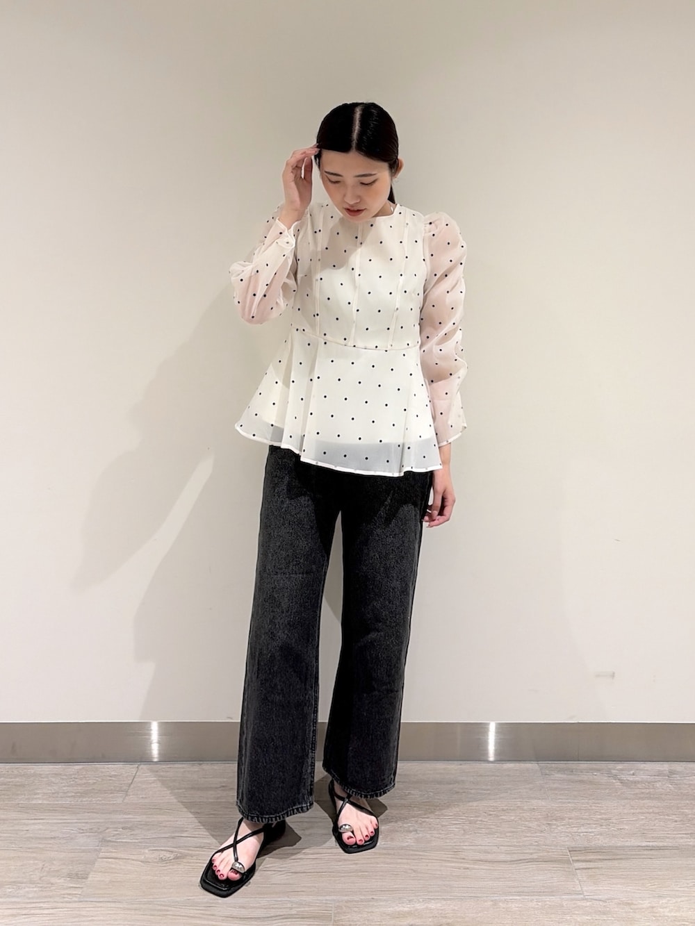 ホワイト系のシャツ/ブラウス、ブラック系のデニムパンツを着用したレディースの夏コーディネートの4枚目の写真