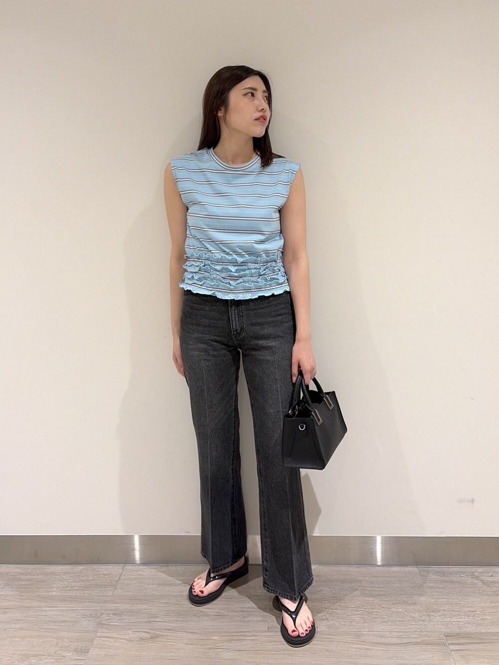 ブルー系のTシャツ/カットソー、ブラック系のその他パンツ、ブラック系のトートバッグを着用したレディースの夏コーディネートの3枚目の写真