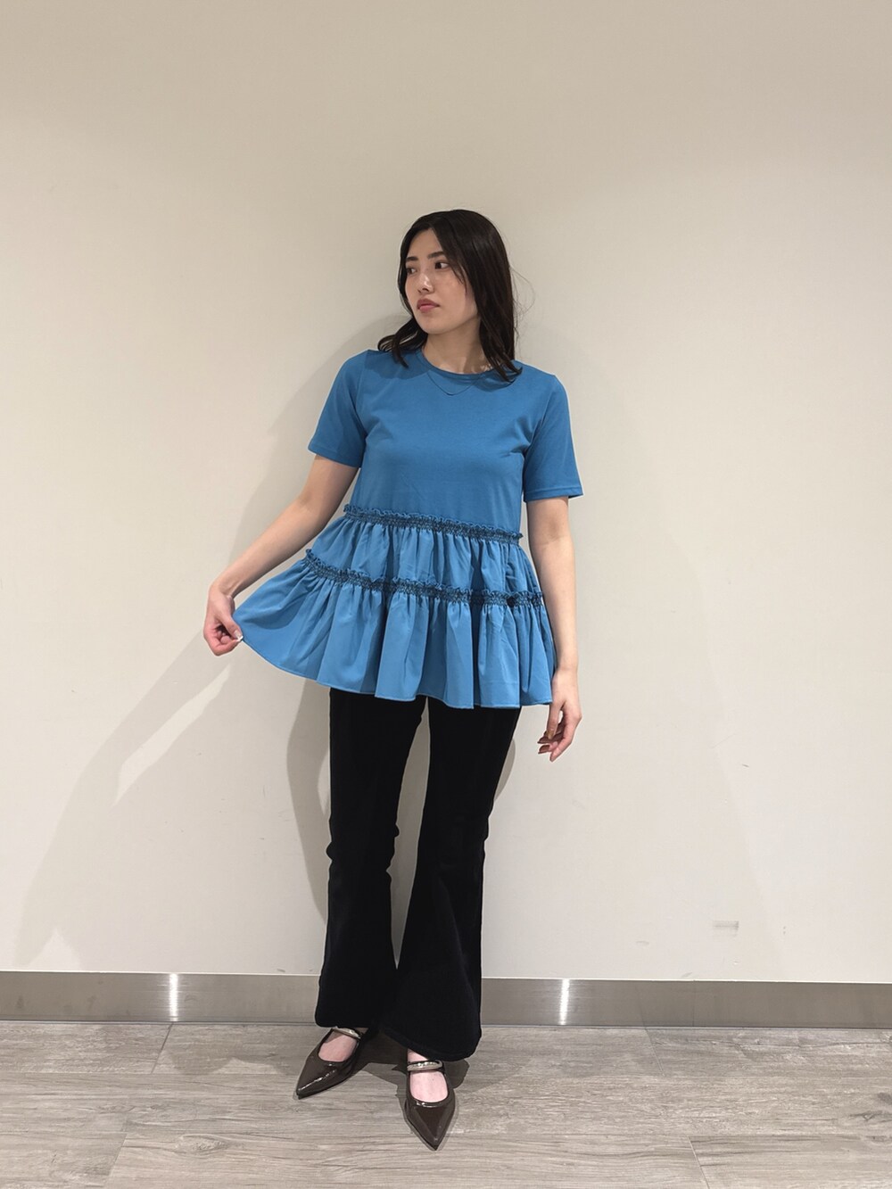 ブラック系のデニムパンツ、ブルー系のTシャツ/カットソーを着用したレディースの夏コーディネートの2枚目の写真