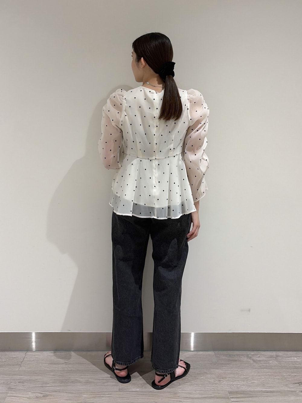 ホワイト系のシャツ/ブラウス、ブラック系のデニムパンツを着用したレディースの夏コーディネートの7枚目の写真