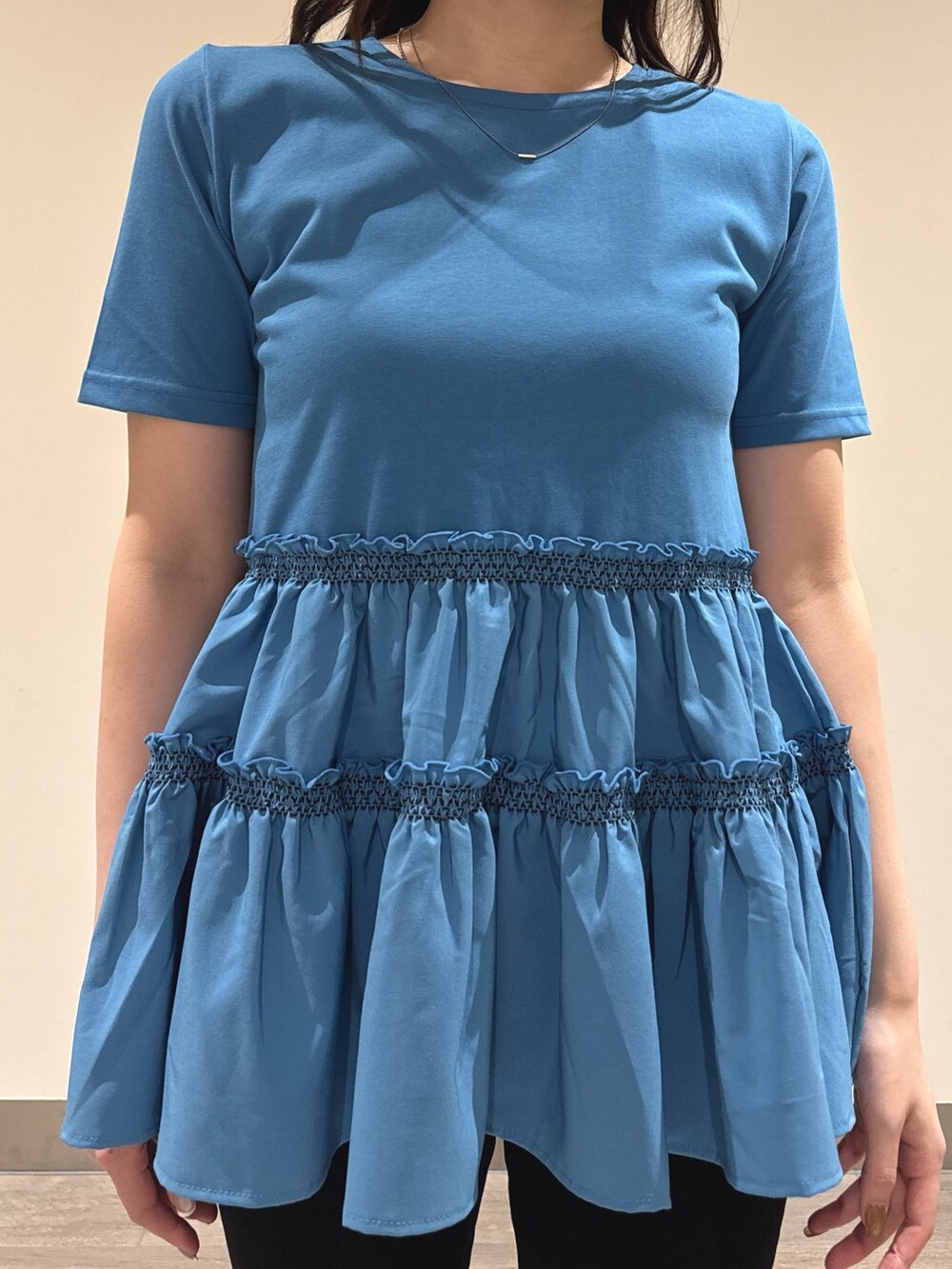 ブラック系のデニムパンツ、ブルー系のTシャツ/カットソーを着用したレディースの夏コーディネートの5枚目の写真