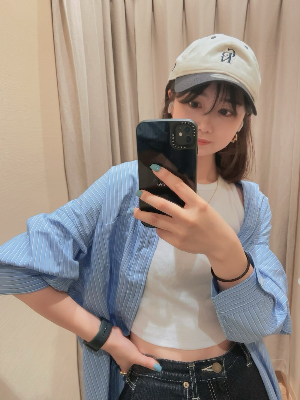 ブルー系のシャツ/ブラウス、ブルー系のデニムパンツ、ブルー系のキャップを着用したレディースの夏コーディネートの3枚目の写真