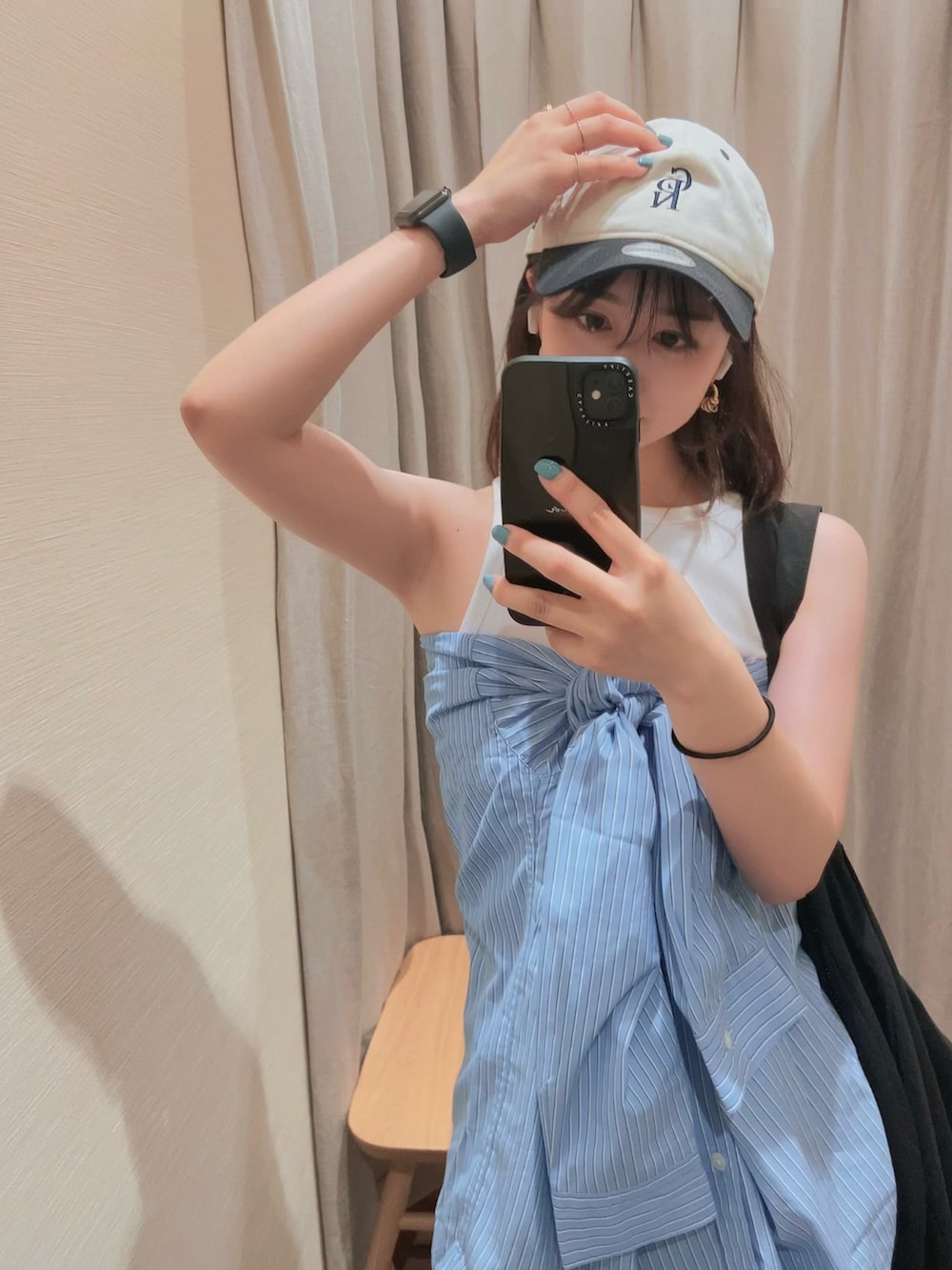 ブルー系のシャツ/ブラウス、ブルー系のデニムパンツ、ブルー系のキャップを着用したレディースの夏コーディネートの2枚目の写真