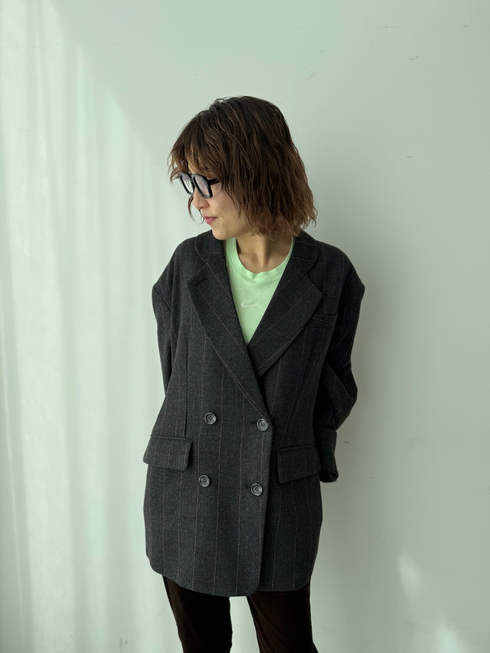 グレー系のテーラードジャケット、ブラウン系のその他パンツを着用したレディースの春コーディネートの2枚目の写真