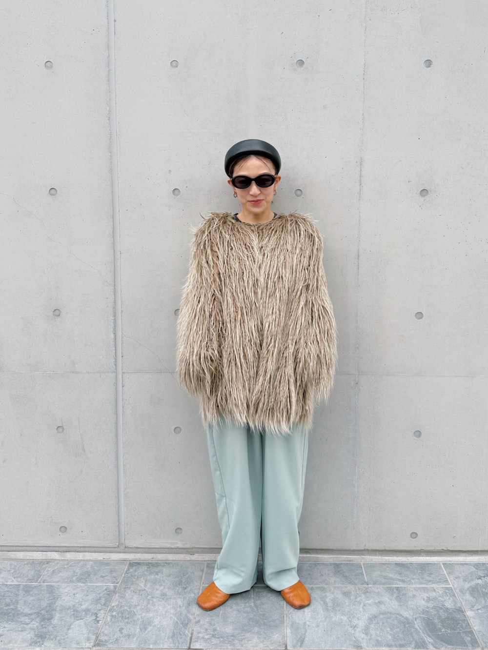 グリーン系のその他パンツ、ブラック系のカチューシャを着用したレディースの冬コーディネートの2枚目の写真