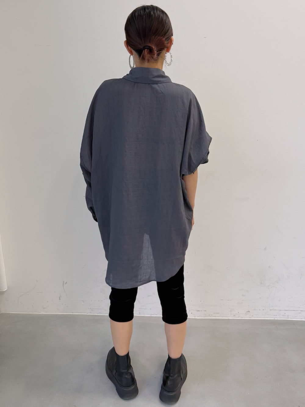 ブルー系のシャツ/ブラウス、ブラック系のその他パンツを着用したレディースの秋コーディネートの3枚目の写真