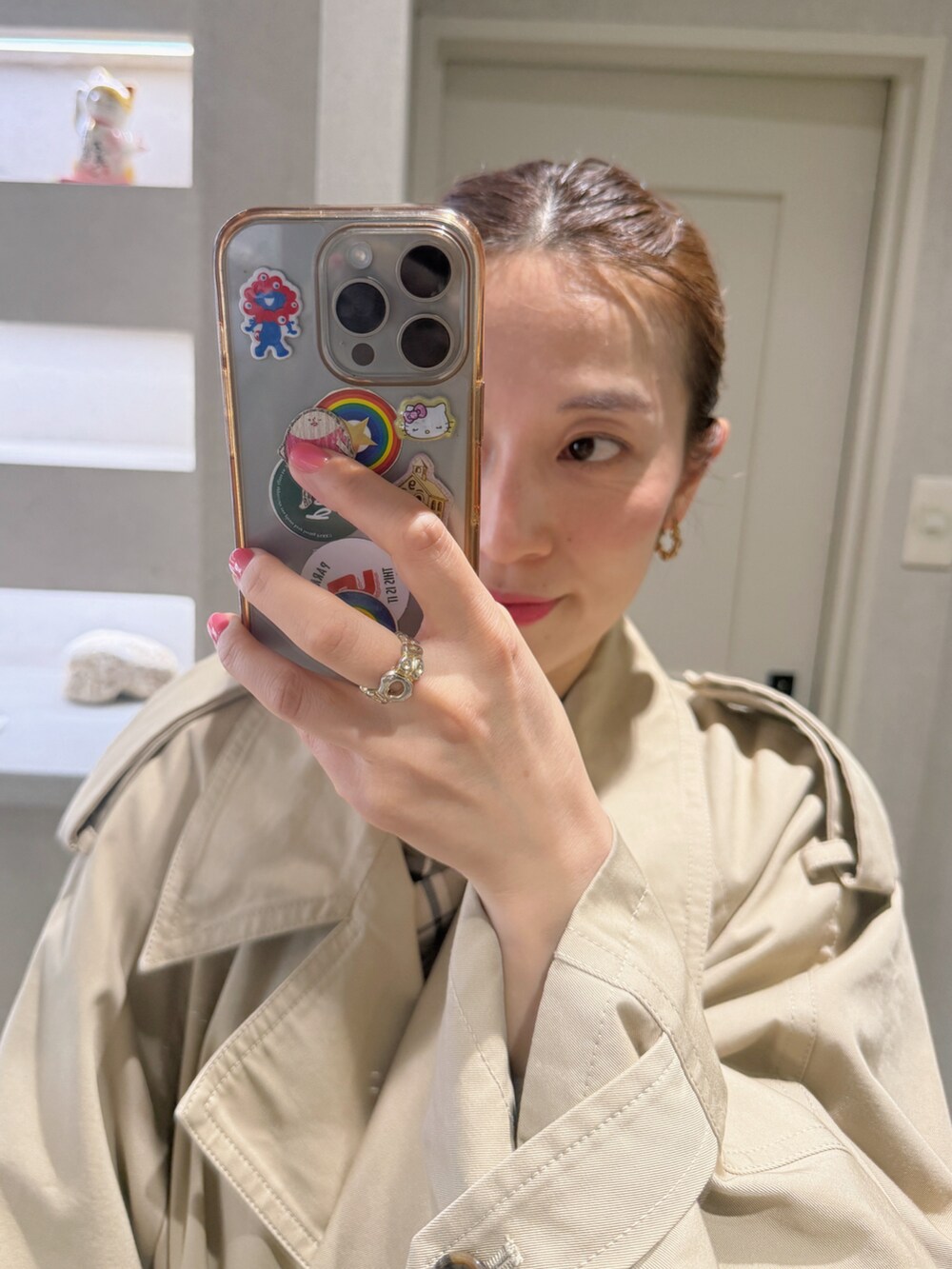ゴールド系のリング、ゴールド系のピアス（両耳用）を着用したレディースの春コーディネートの2枚目の写真