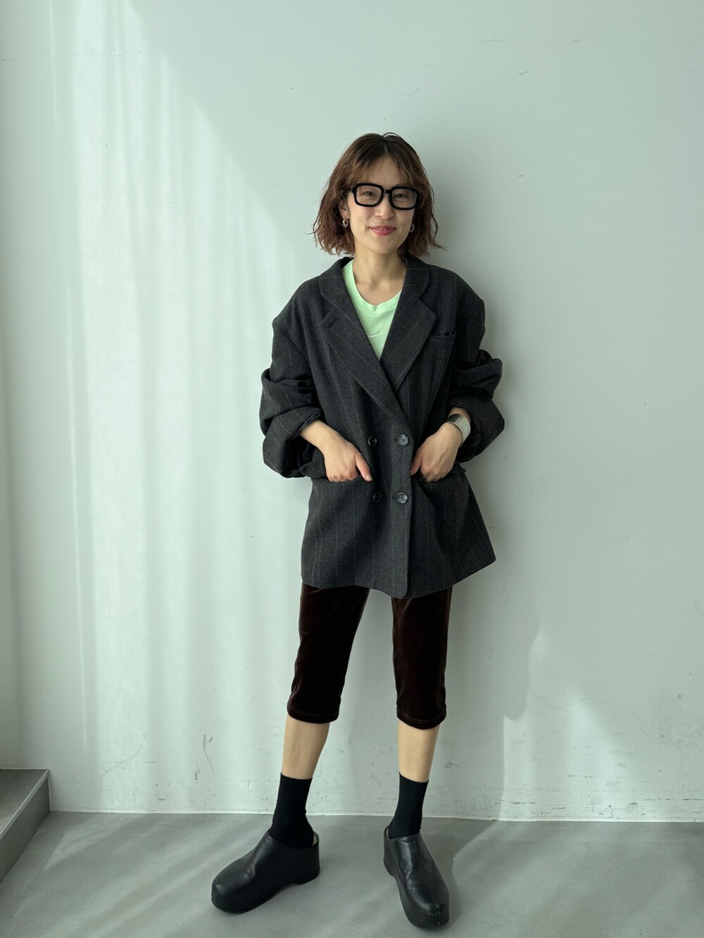 グレー系のテーラードジャケット、ブラウン系のその他パンツを着用したレディースの春コーディネートの3枚目の写真