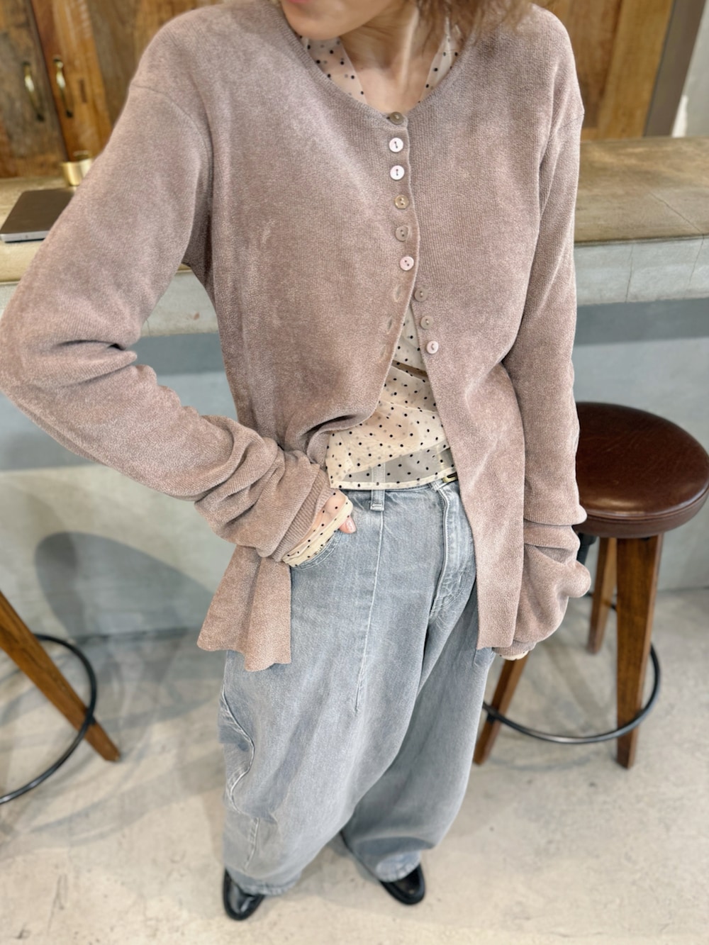 ベージュ系のカーディガン/ボレロを着用したレディースの冬コーディネートの2枚目の写真