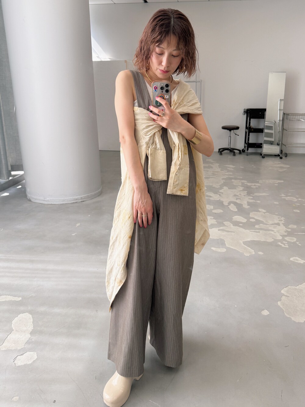 ベージュ系のつなぎ/オールインワン、ゴールド系のバングル/リストバンドを着用したレディースの春コーディネートの2枚目の写真