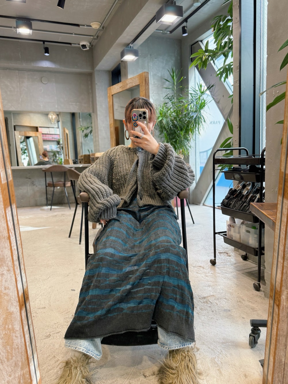 グレー系のニット/セーターを着用したレディースの冬コーディネートの2枚目の写真